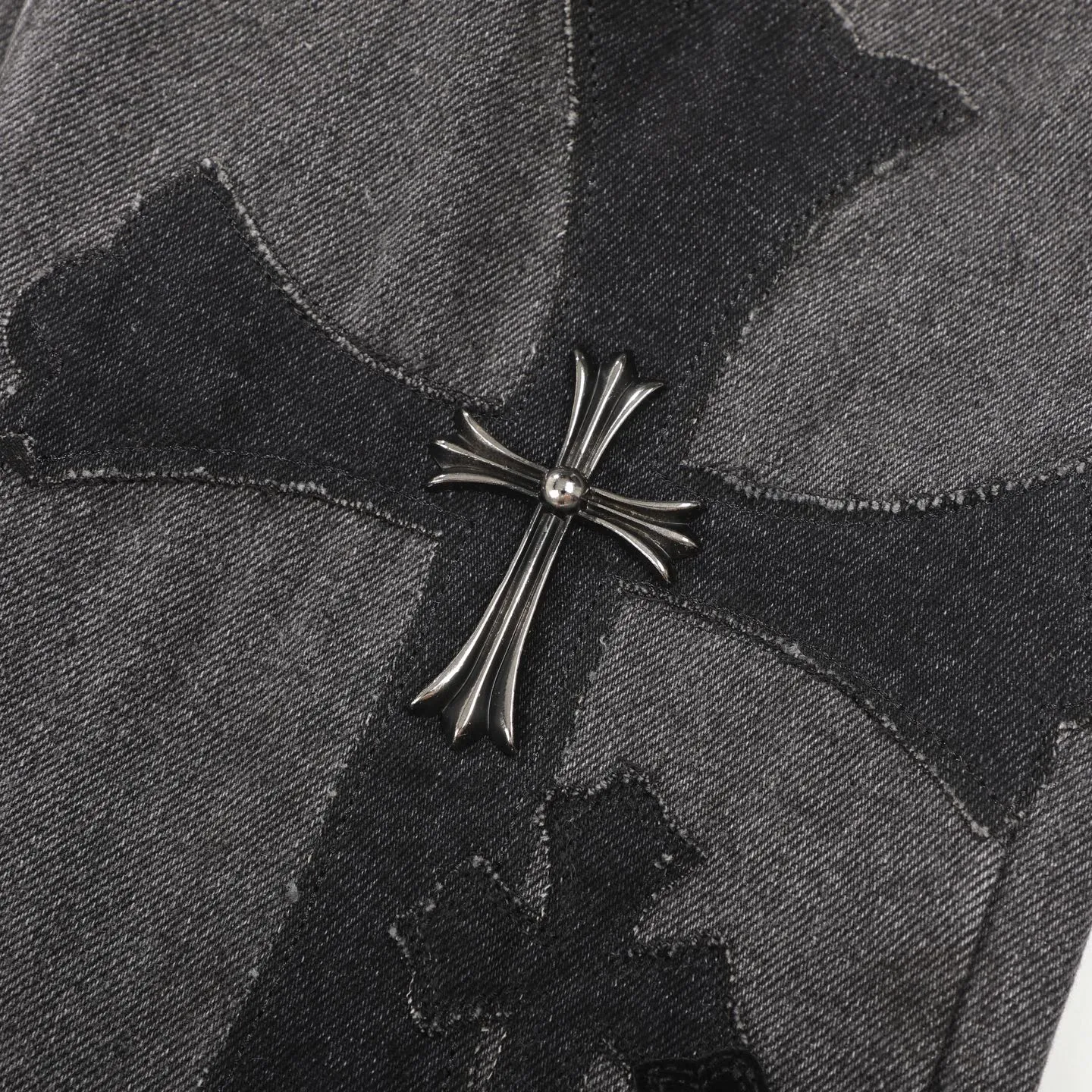 P300 CH Chromehearts black cross-stitched leather black and gray heavy-duty cow king jeans, cabinet price 74W level, patchwork cross pattern embellishment, washed jeans! ! An absolutely high-end luxury product, a 1.9W-level god-level single product, a super popular product, made by top heavy industry, a magic weapon that cannot be missed! [About Zangyin] This is an extremely luxurious fashion brand that can also be called the aristocracy of the high street. It has always been an exclusive brand for some hipsters or rich second generations. Compared with ordinary high streets, it is more luxurious and noble. Compared with luxury brands, it is more fashionable and individual. It has always been a brand that I have a special liking for. [Top heavy industry fashion design] Consistently high-street luxury style. Speaking of this style, the Zangyin family and GU family are definitely the leading representative brands. Especially the Zangyin family has really achieved a state-of-the-art effect in creating high-street style. The unique washed material is used to create this style. The color system is already quite eye-catching. After it is decorated with patchwork cross flowers, it cleverly highlights the charm of the brand. Secondly, this style uses classic The high-waist cutting design highlights the long legs and fashionable temperament of the upper body. The brand is highly recognizable and the slim fit configuration is more suitable for daily wear. It is a product that interprets personality, fashion, and specifications at a glance. This single product is enough to make any fan excited. It can be a white T-shirt for a youthful college style, or a tight suspender for a royal style. It has strong matching ability and can be easily controlled by men.  [Materials and craftsmanship] Needless to say, this point goes without saying. As an excellent craftsman brand, Zangyin’s requirements for details and craftsmanship are really perfect. The washed color of this model has gone through so many processes, not to mention the embellishment of denim appliques. It is also purely hand-made and sewn. Just like what they believe in, only hand-made things have soul and have the meaning of wear. A top-notch heavy-duty fashionable denim item, I look forward to your perfect interpretation! !  Color: black gray Size: 28-36